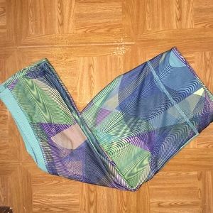 Danskin women’s printed cropped leggings